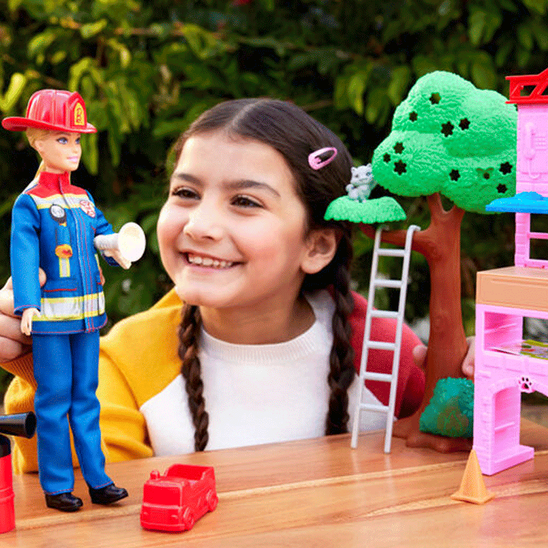 Mattel Barbie Hrg55-0 Muñeca Con Atuendo De Bombera Con Sus Acceorios Y Mascota
